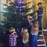 8. Dezember 2016  Das dänische Königshaus teilt ein weihnachtliches Foto auf der Facebookseite. Gemeinsam schmücken Prinz Christian (auf der Leiter) und seine Geschwister Isabella, Vincent und Josephine einen großen Baum im "Frederik VIII's"-Palais von Schloss Amalienborg. Die Szene festgehalten hat Prinzessin Mary.
