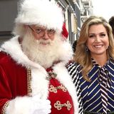 9. Dezember 2016: Königin Maxima begrüßt bei der Verfilmung des BZT Weihnachtsgala einen ganz besonderen Gast. Es ist Santa Claus, der ihr ein breites Lächeln ins Gesicht zaubert.