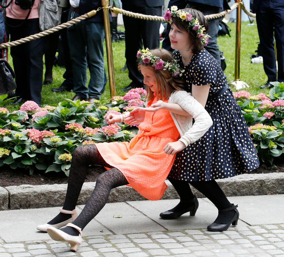 Leah Isadora und Maud Angelica, die Enkeltöchter von Norwegens König Harald, tollen übermütig herum, bis eine von beiden rücklings zu fallen droht. Nochmal gut gegangen! Leah Isadora und Maud Angelica, die Enkeltöchter von Norwegens König Harald, tollen übermütig herum, bis eine von beiden rücklings zu fallen droht. Nochmal gut gegangen!