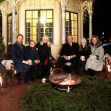 20. Dezember 2016  Frohe Weihnachten aus Norwegen! Prinz Haakon und Prinzessin Mette-Marit kommen mit ihren Kindern Prinz Sverre Magnus und Prinzessin Ingrid zum traditionellen Weihnachts-Fotoshooting im Park des Osloer Schlosses zusammen. Auch König Harald und Königin Sonja sind natürlich mit dabei.