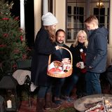 20. Dezember 2016  Gegen die Kälte wird die norwegische Königsfamilie mit warmen Getränken versorgt und für das leibliche Wohl werden Kekse verteilt.