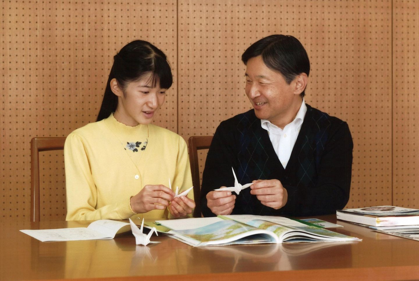 1. Dezember 2016  Ein zweites Geburtstagbild, das ebenfalls Ende November aufgenommen wurde, zeigt die Prinzessin mit ihrem Vater, Kronprinz Naruhito.