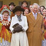 10. Dezember 2016   Die diesjährige Weihnachtskarte von Prinz Charles und Herzogin Camilla ist ein Foto von ihrer Kroatien Reise. Es ist ein farbenfrohes Bild mit Folklorekünstlern und hängt am Weihnachtsbaum im Clarence House in London.