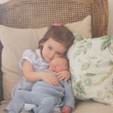 6. Dezember 2016  Amalia kuschelt sich liebevoll an ihren kleinen Bruder, der seine erste Fotosession verschläft.