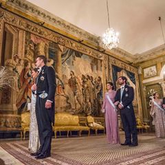 Einen Tag nach der Verleihung der Nobelpreise findet das Dinner des Königs ("Kungens Middag") im königlichen Schloss statt. Noch einmal zeigt sich dazu die Familie von König Carl Gustaf.