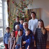 24. Dezember 2016  Via Facebook bekommen die Dänen einen kleinen Einblick ins royale Weihnachtsfest. Königin Margrethe und Ehemann Henrik zeigen sich mit allen Enkelkindern vor dem geschmücken Baum und wünschen "Glædelig jul".