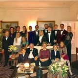 24. Dezember 2016  Weihnachten 2016 feiert die griechische Königsfamilie gemeinsam. Prinzessin Marie-Chantal postet das stimmungsvolle Gruppenbild mit Weihnachtsbaum auf Instagram.
