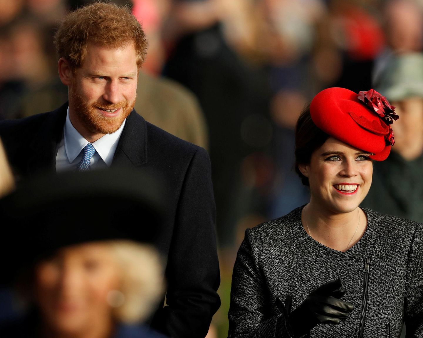 Prinz Harry und seine Cousine Eugenie schreiten Seite an Seite.