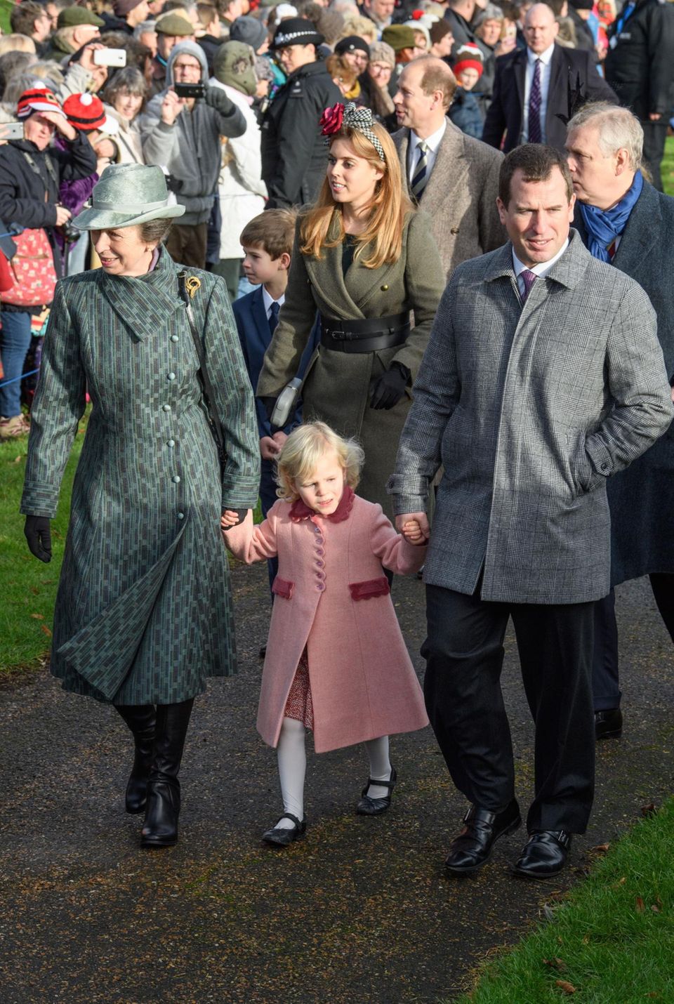 Prinzessin Anne und ihr Sohn Peter Phillips haben die kleine Isla an der Hand. Prinzessin Anne und ihr Sohn Peter Phillips haben die kleine Isla an der Hand.