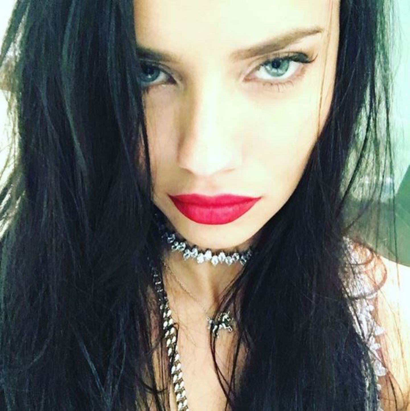 "Happy new Year" - postet Supermodel Adriana Lima und sendet uns ihre heißen grünen Augen und verführerischen roten Schmolllippen.