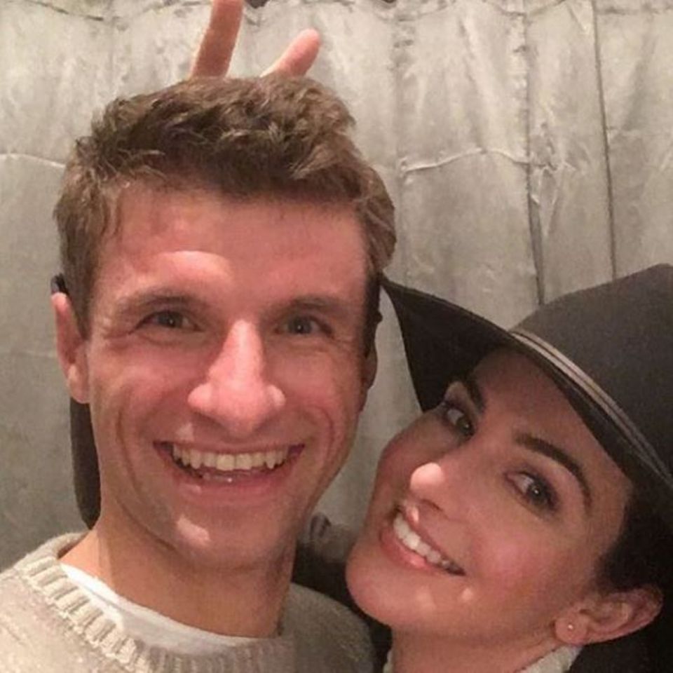 1. Januar 2017 Fußballstar Thomas Müller und seine Lisa freuen sich auf ein weiteres gemeinsames Jahr. 1. Januar 2017 Fußballstar Thomas Müller und seine Lisa freuen sich auf ein weiteres gemeinsames Jahr.