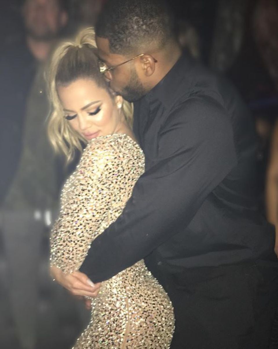 2016 war ihr Jahr: Khloé Kardashian schmiegt sich in einem goldenen Glitzerkleid an ihren Basketballer-Freund Tristan Thompson.