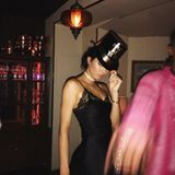Wo alle It-Girls zusammen feiern, darf auch Kendall Jenner nicht fehlen: Sie kombiniert ihr sexy Negligée-Kleid mit einem maskulinen Zylinder.