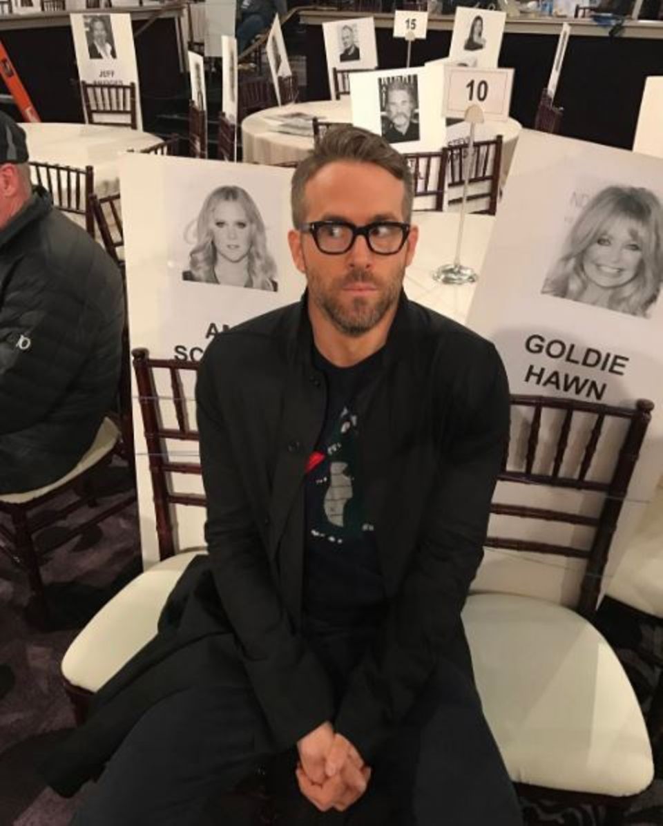 9. Januar 2017 Der Hollywoodstar Ryan Reynolds befindet sich auf gefährlichem Terrain: Den Powerfrauen Amy Schumer und Goldie Hawn schnappt man besser nicht die Plätze weg. 9. Januar 2017 Der Hollywoodstar Ryan Reynolds befindet sich auf gefährlichem Terrain: Den Powerfrauen Amy Schumer und Goldie Hawn schnappt man besser nicht die Plätze weg.