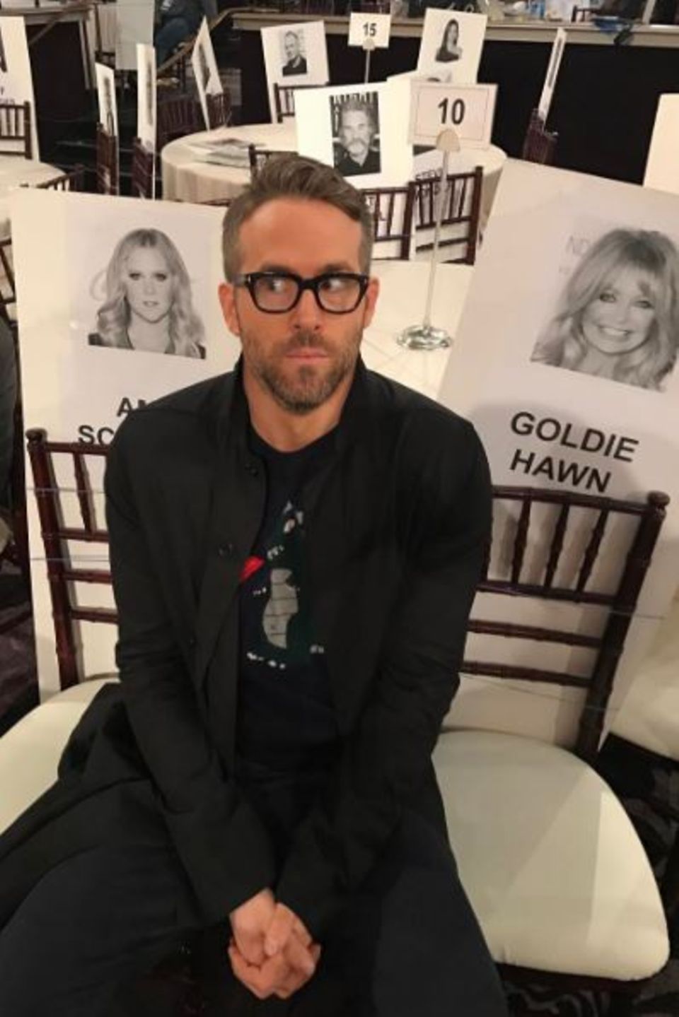 9. Januar 2017 Der Hollywoodstar Ryan Reynolds befindet sich auf gefährlichem Terrain: Den Powerfrauen Amy Schumer und Goldie Hawn schnappt man besser nicht die Plätze weg. 9. Januar 2017 Der Hollywoodstar Ryan Reynolds befindet sich auf gefährlichem Terrain: Den Powerfrauen Amy Schumer und Goldie Hawn schnappt man besser nicht die Plätze weg.