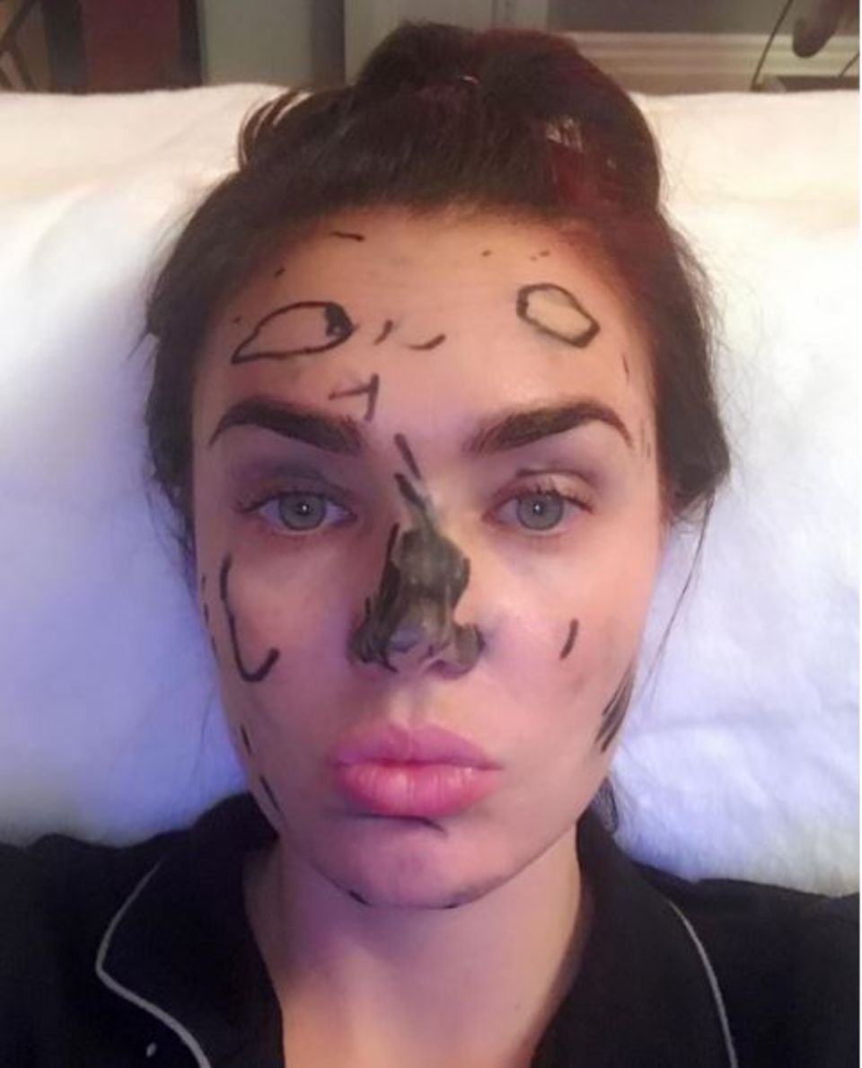 5. Januar 2017 Schlechte Nachrichten für die Stylisten von Tamara Ecclestone: Tochter Sophias Schminktalent kann nicht länger im Geheimen bleiben. 5. Januar 2017 Schlechte Nachrichten für die Stylisten von Tamara Ecclestone: Tochter Sophias Schminktalent kann nicht länger im Geheimen bleiben.