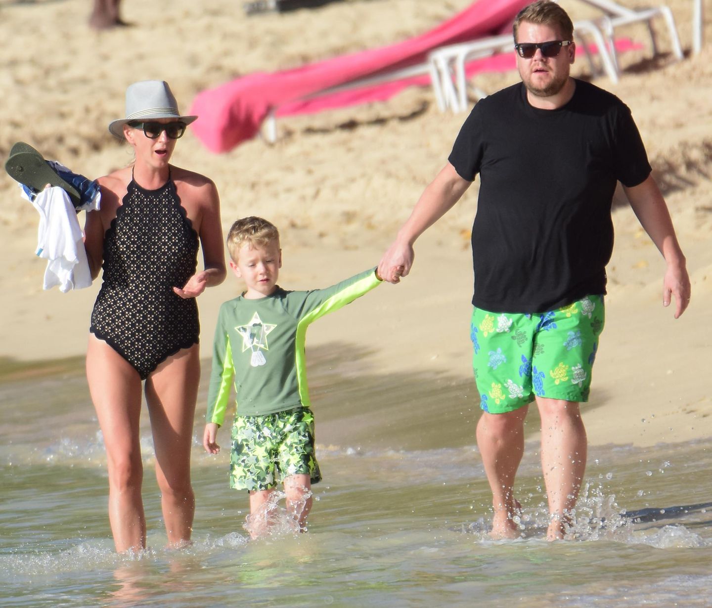 Comedian James Corden, seine Frau Julia und Sohn Max spazieren am Strand von Barbados.