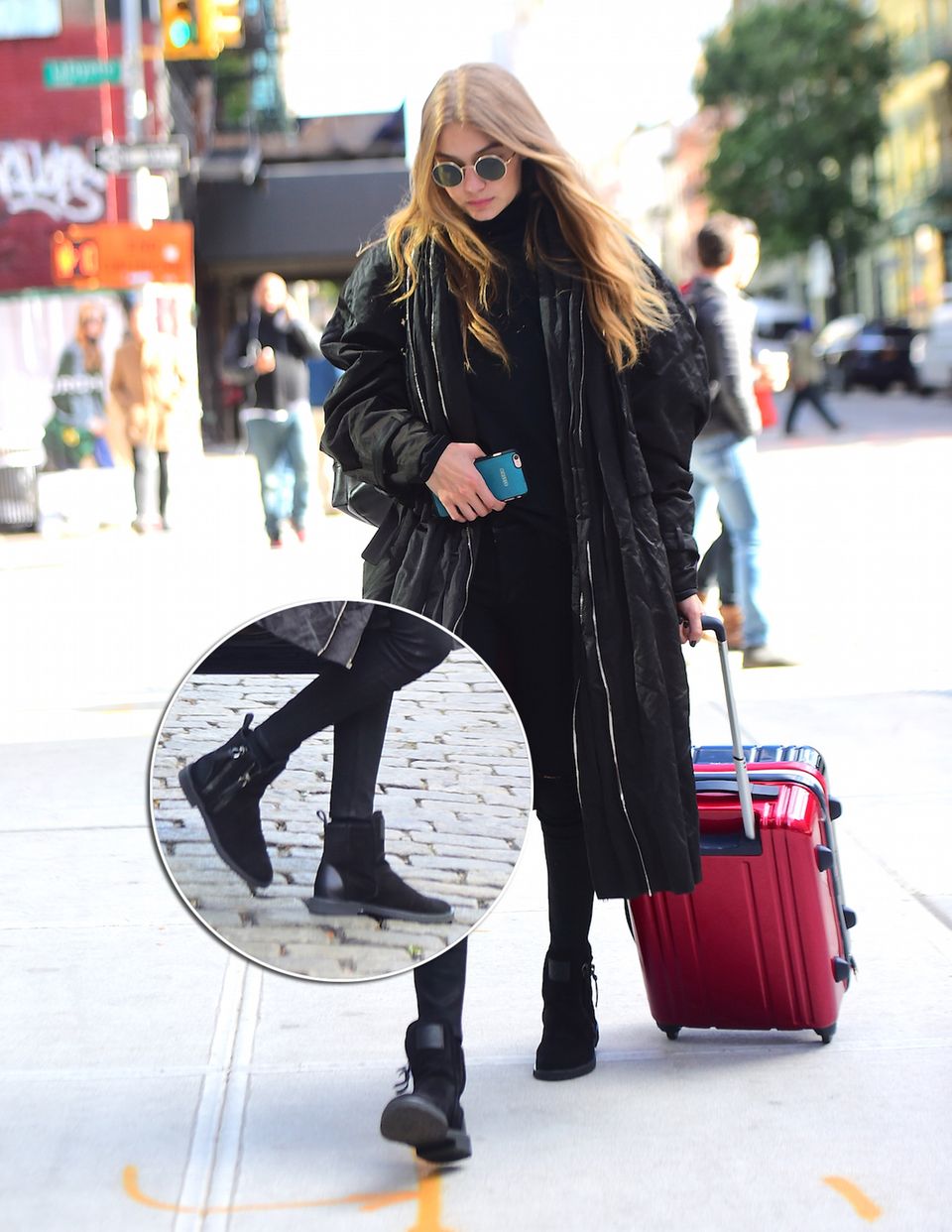 Gigi Hadid kommt gerade in New York an und trägt dabei die Schuhe aus Zayns Schuhkollektion.