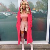 Elle Woods lässt grüßen: Shirin posiert in einem komplett pinken Look und Overknees.