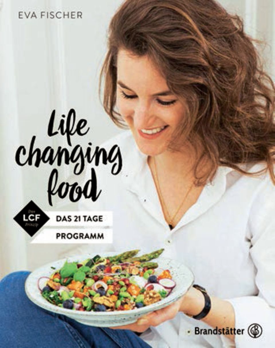 Gefüllte Süßkartoffeln: Kalorien zählen und Diäten waren gestern! Ernährungscoach und Bloggerin Eva Fischer setzt mit ihrem "Life-Changing-Food-Prinzip" lieber auf vollen Genuss und Rezepte aus gesunden Nahrungsmitteln, die das Körpergefühl verbessern und Energie spenden. ("Life changing food", Brandstätter Verlag, 192 S., 25 Euro) Kalorien zählen und Diäten waren gestern! Ernährungscoach und Bloggerin Eva Fischer setzt mit ihrem "Life-Changing-Food-Prinzip" lieber auf vollen Genuss und Rezepte aus gesunden Nahrungsmitteln, die das Körpergefühl verbessern und Energie spenden. ("Life changing food", Brandstätter Verlag, 192 S., 25 Euro)