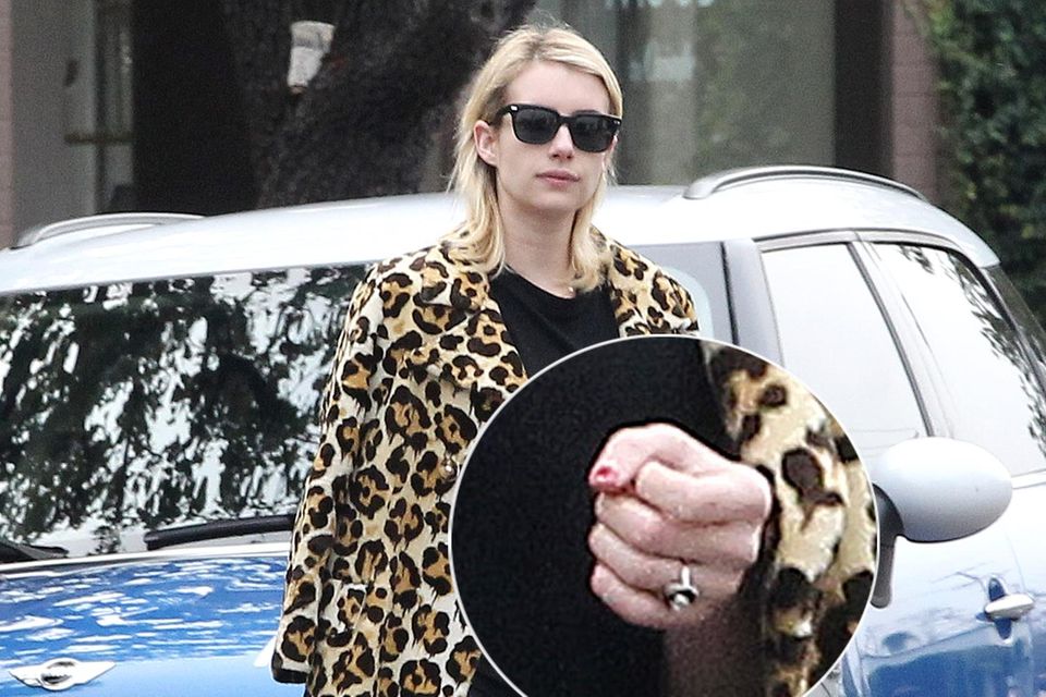 Beim Shoppen in Beverly Hills zeigt sich Emma mit dem funkelnden, neuen Ring am Finger.