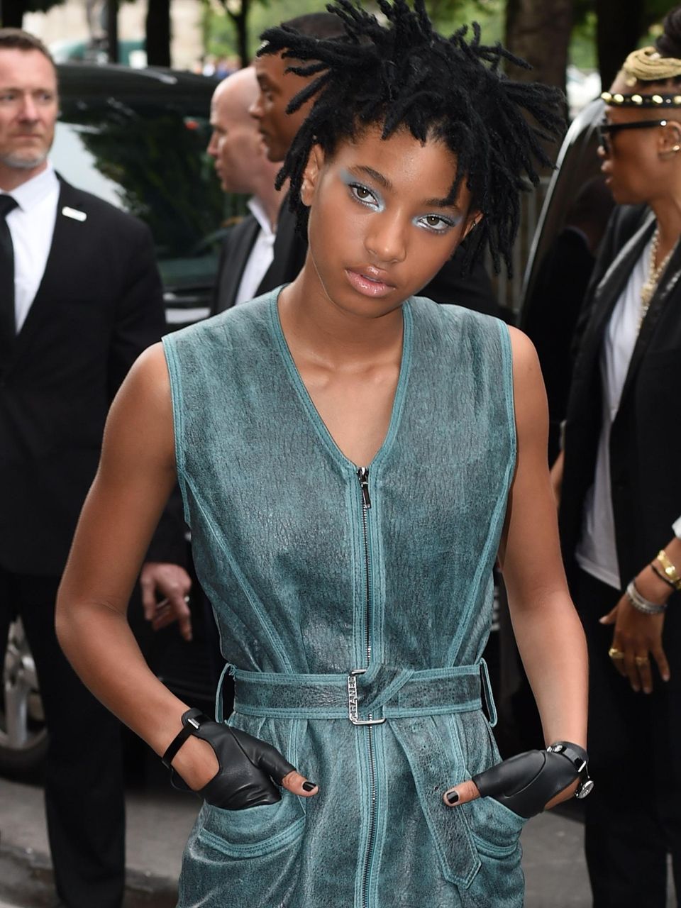 Willow Smith (geb. 31. Oktober 2000), geschätztes Vermögen: 4 Millionen Dollar Mit ihrem Vater Will Smith spielte sie im Kinohit "I Am Legend" mit, und schaffte es als Sängerin mit dem Song "Whip It" in die Charts. Willow Smith (geb. 31. Oktober 2000), geschätztes Vermögen: 4 Millionen Dollar Mit ihrem Vater Will Smith spielte sie im Kinohit "I Am Legend" mit, und schaffte es als Sängerin mit dem Song "Whip It" in die Charts.