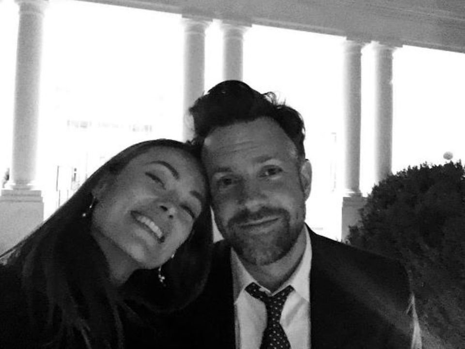 Olivia Wilde postet ein Schwarz-Weiß-Selfie mit ihrem Liebsten Jason Sudeikis. "Nach einer unglaublichen Nacht, in der wir nach acht unglaubliche Jahre gefeiert haben, sind wir um vier Uhr morgens aus dem Weißen Haus gestolpert", schreibt die Schauspielerin dazu. Olivia Wilde postet ein Schwarz-Weiß-Selfie mit ihrem Liebsten Jason Sudeikis. "Nach einer unglaublichen Nacht, in der wir nach acht unglaubliche Jahre gefeiert haben, sind wir um vier Uhr morgens aus dem Weißen Haus gestolpert", schreibt die Schauspielerin dazu.