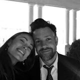 Olivia Wilde postet ein Schwarz-Weiß-Selfie mit ihrem Liebsten Jason Sudeikis. "Nach einer unglaublichen Nacht, in der wir nach acht unglaubliche Jahre gefeiert haben, sind wir um vier Uhr morgens aus dem Weißen Haus gestolpert", schreibt die Schauspielerin dazu.