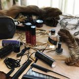 Sarah Jessica Parker zeigt zwar nicht, wie sie aussieht, bevor Haare- und Make-up-Spezialisten ihr Werk getan haben. Sie teilt allerdings ein Foto von allen Materialien, die dazugehören.