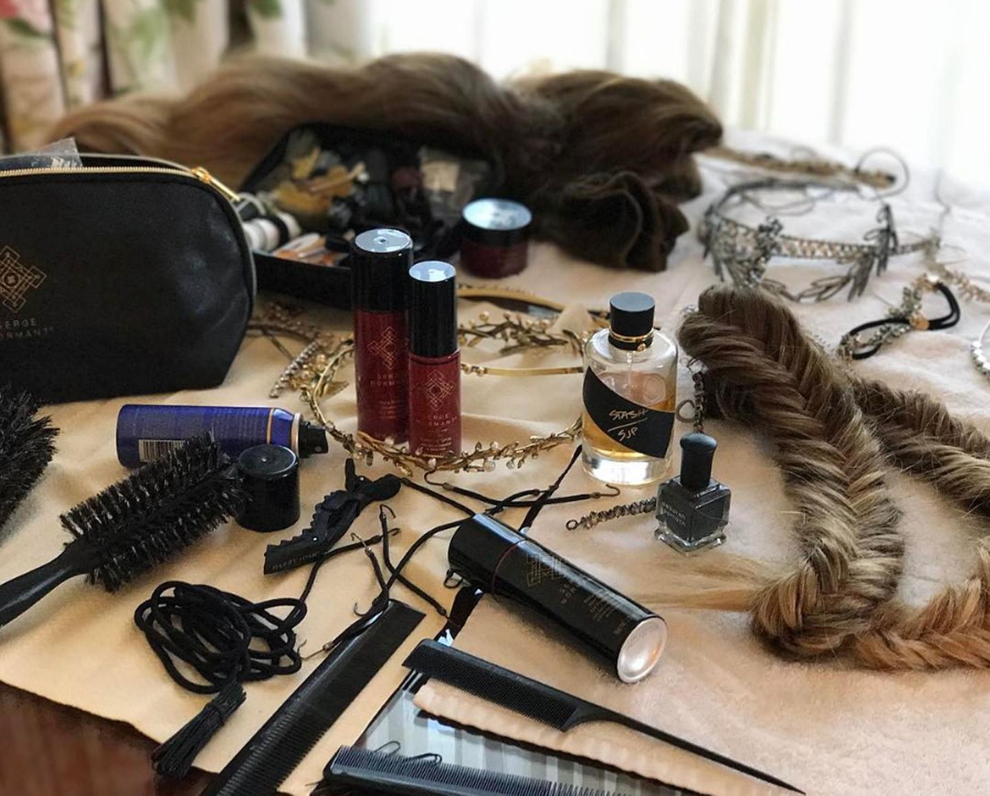 Sarah Jessica Parker zeigt zwar nicht, wie sie aussieht, bevor Haare- und Make-up-Spezialisten ihr Werk getan haben. Sie teilt allerdings ein Foto von allen Materialien, die dazugehören.