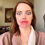 Emma Stone kann auch bei ihrer Glam-Session für die Golden Globes nicht ernst bleiben. Ein Foto davon teilt ihre Make-up-Artistin Rachel Goodwin.