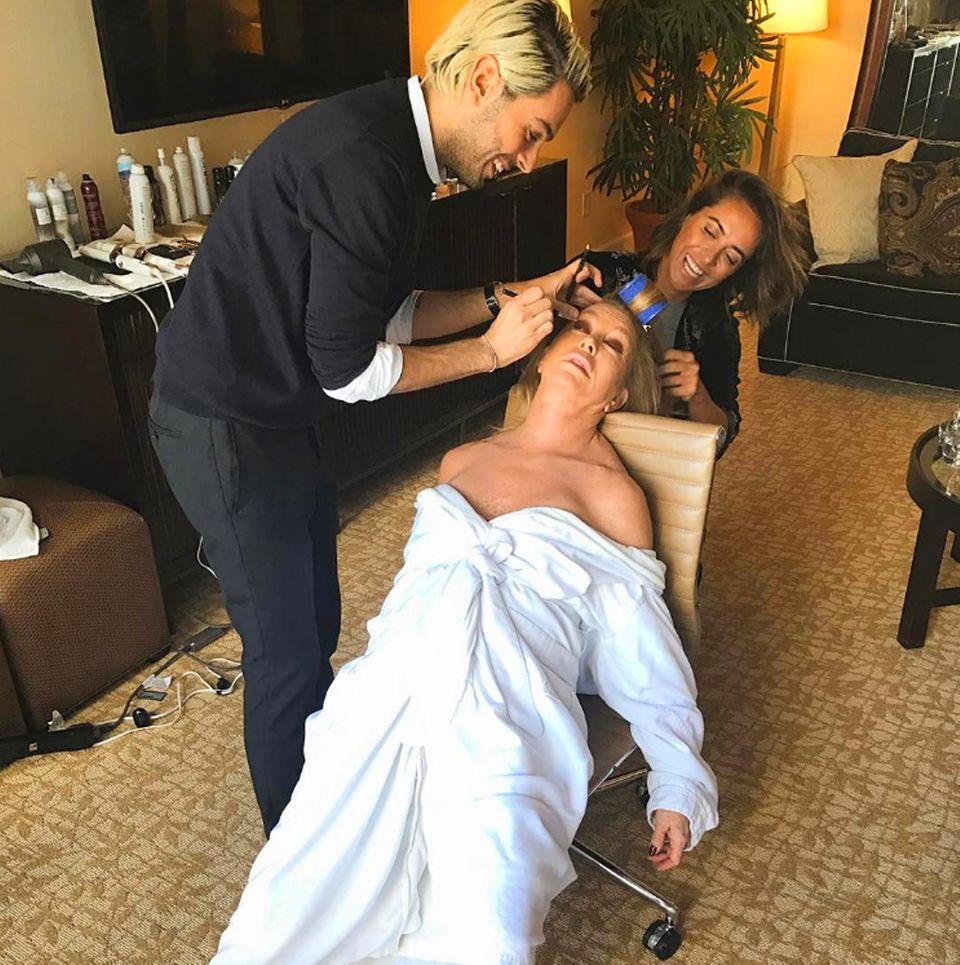 Goldie Hawn gibt sich vor den Golden Globes uneitel. "Total begeistert über die Golden Globes", scherzt die Schauspielerin zu einem etwas unvrorteilhaftem Bild. Goldie Hawn gibt sich vor den Golden Globes uneitel. "Total begeistert über die Golden Globes", scherzt die Schauspielerin zu einem etwas unvrorteilhaftem Bild.