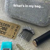 Sie gibt auch einen Einblick in ihre Handtasche. Ein Lippenstift zum Nachschminken darf natürlich nicht fehlen.