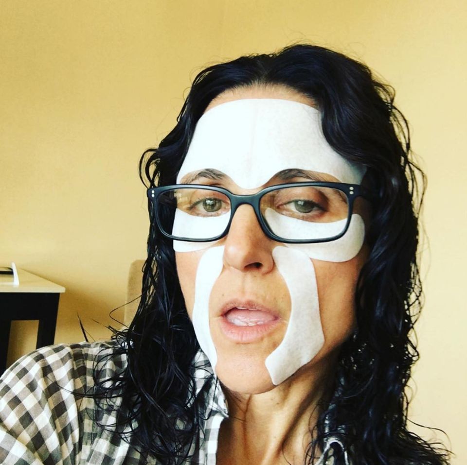 "Kurz davor, auf den roten Teppich zu gehen und ich fühle ich selbstsicher." Julia Louis-Dreyfus postet witzige Schnappschüsse ihrer Make-up-Session vor der Preisverleihung. "Kurz davor, auf den roten Teppich zu gehen und ich fühle ich selbstsicher." Julia Louis-Dreyfus postet witzige Schnappschüsse ihrer Make-up-Session vor der Preisverleihung.