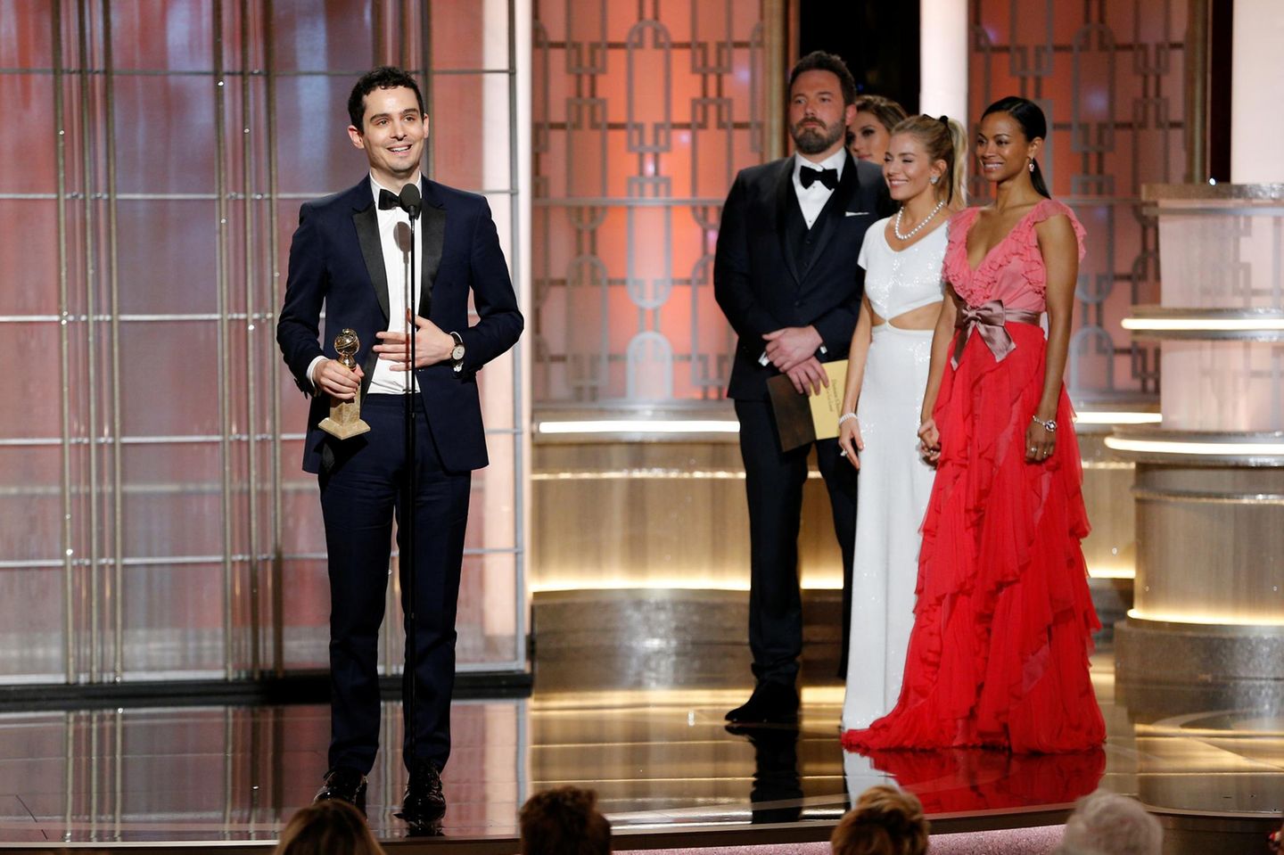 Ben Affleck, Sienna Miller und Zoe Saldana lauschen gespannt der Dankesrede von "La La Land"-Regisseur Damien Chazelle.