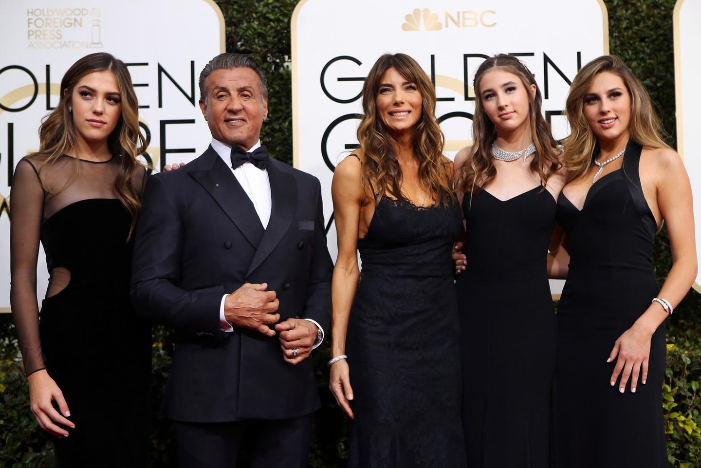 Stolzer Hahn im Korb: Sylvester Stallone ist von seiner hübschen Frau und Töchtern umgeben.