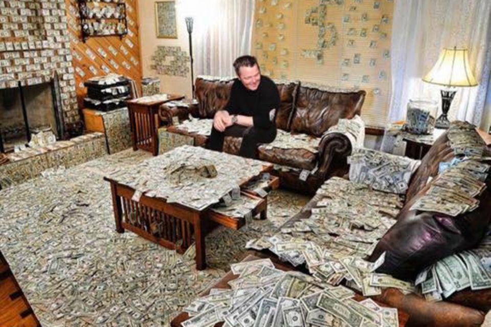 Prinz Marcus von Anhalt in einem Wohnzimmer voller Geld