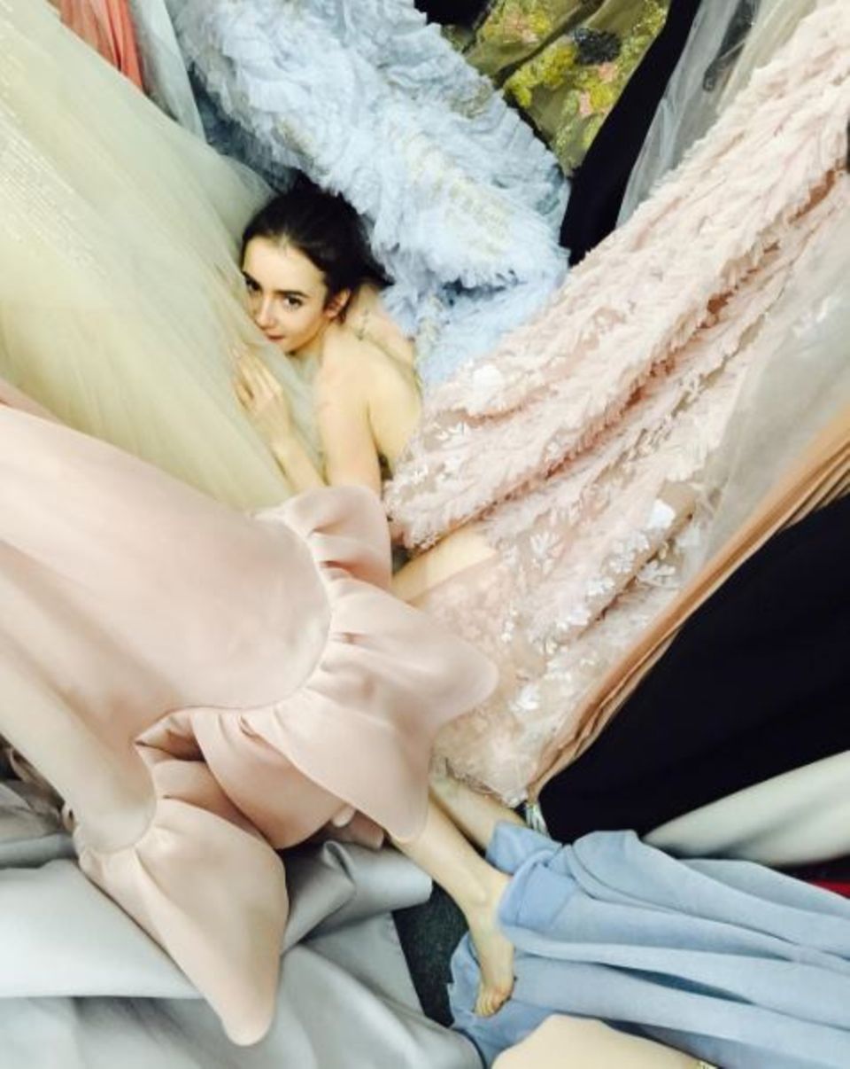 Ein wahrgewordener Mädchentraum: Lily Collins badet in einem Meer aus schönen Ballkleidern