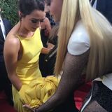 Auch Schauspielkollegin Anna Kendrick beobachtet diesen Moment zwischen Sophie Turner und Maisie Williams hinter den Kulissen. Sie betitelt ihren Instagram-Schnappschuss mit den Worten "süß wie eine Banane, ich musste ein Foto machen".