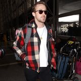 Der Abräumer bei den Golden Globes, Ryan Gosling, verlässt Los Angeles in einem lässigen Look, Karojacke, weißes Shirt, schwarze Jeans und Sonnenbrille.