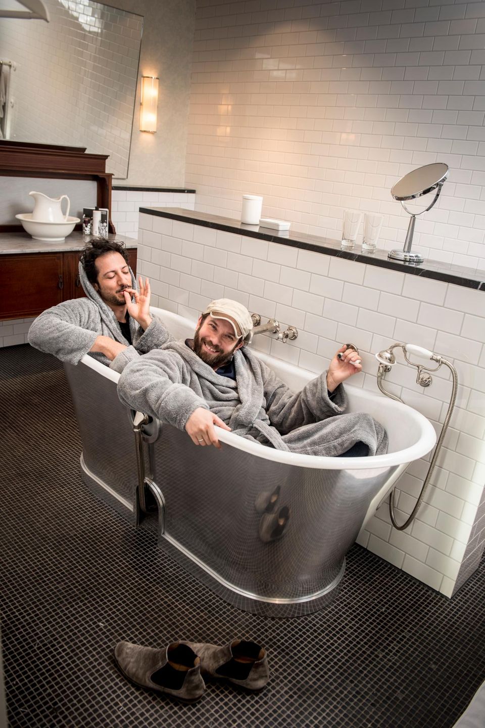 Selbst in der Badewanne setzte Christian Ulmen seine geliebte Mütze nicht ab. Fahri Yardim findet diese Kopfbedeckung uncool und hofft, dass sein Kumpel das selbst auch irgendwann merkt ...
