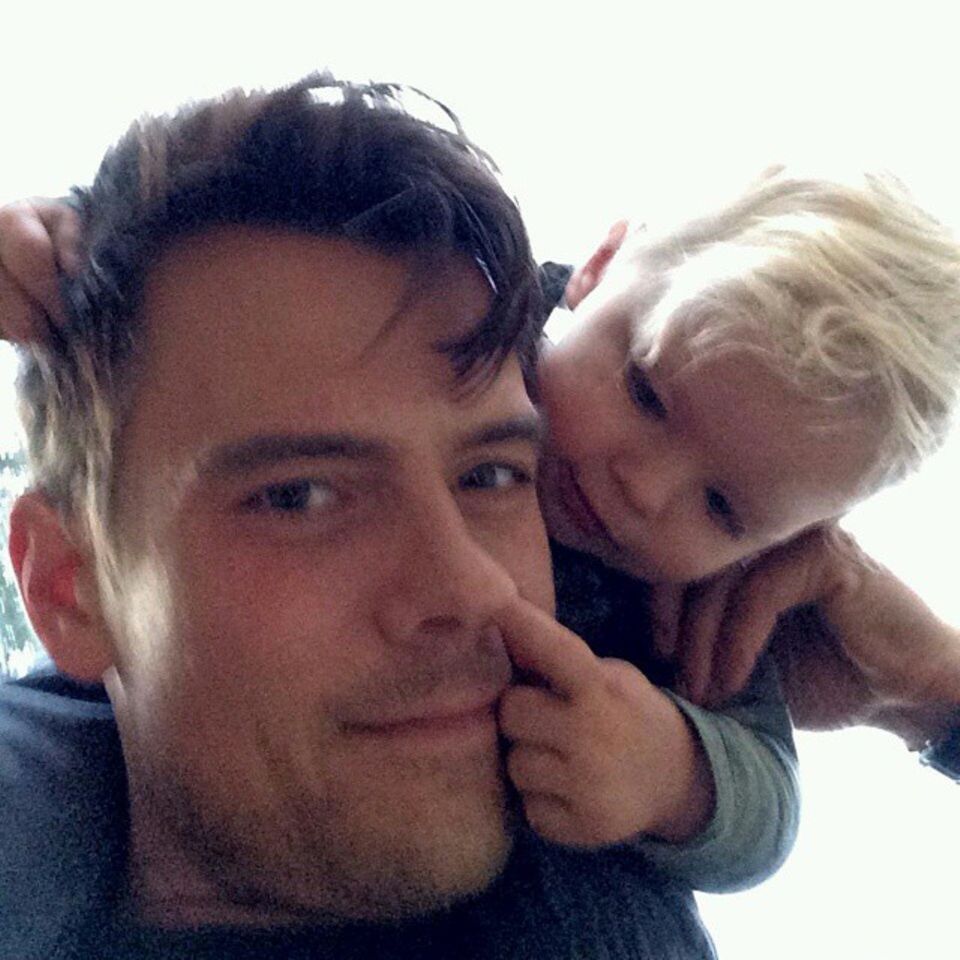 13. November 2014: Josh Duhamel hat Geburtstag und schreibt zu diesem süßen Bild mit Sohn Axl auf Instagram: "He's picking out my birthday gift." 13. November 2014: Josh Duhamel hat Geburtstag und schreibt zu diesem süßen Bild mit Sohn Axl auf Instagram: "He's picking out my birthday gift."