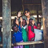 Im Auftrag von "WE Movement - We Help Mamas Make a Living" verbreitet Popstar Demi Lovato gute Laune in Kenia.