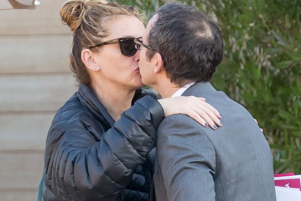 Julia Roberts + Danny Moder: Dieses Foto wirft Fragen auf: Julia Roberts küsst einen Mann, der nicht ihr Ehemann Danny Moder ist. Dieses Foto wirft Fragen auf: Julia Roberts küsst einen Mann, der nicht ihr Ehemann Danny Moder ist.