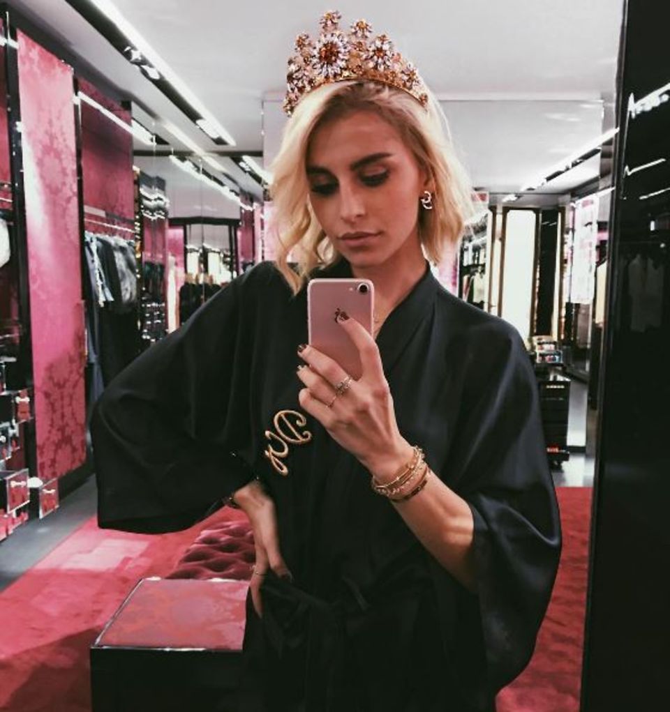 Star-Bloggerin Caro Daur beim Fitting im Showroom von Dolce & Gabbana.