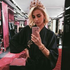 Star-Bloggerin Caro Daur beim Fitting im Showroom von Dolce & Gabbana.