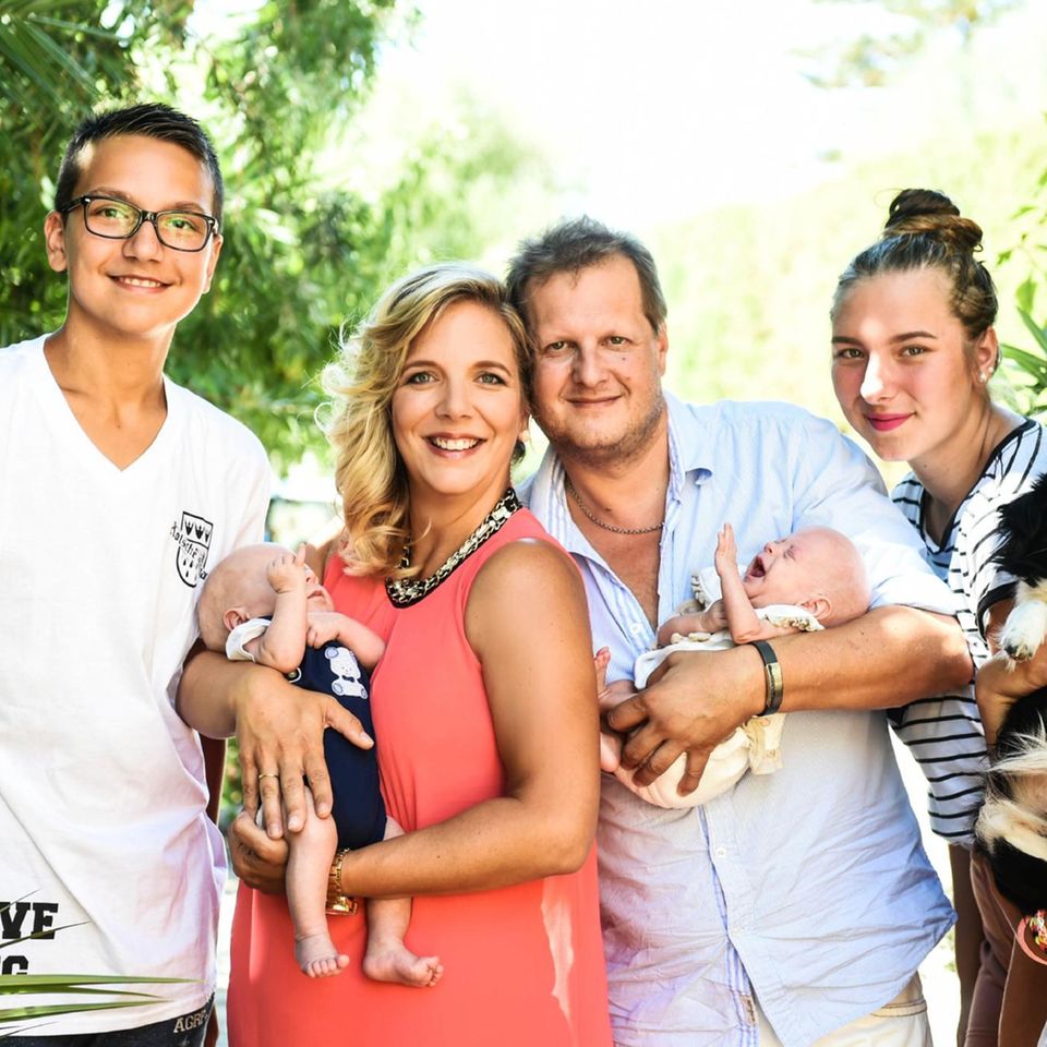 Daniela Karabas mit Diego, Jens Büchner mit Jenna sowie die Kinder aus Ex-Beziehungen Volkan (l.), Joelina-Shirin und Jada