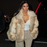 Leger trifft Luxus und dieser Look entsteht: Für ein Lunch-Date mit Naomi Campbell trägt Kim Kardashian eine helle Felljacke zu ihren beigen Sweatpants und Schnürheels.