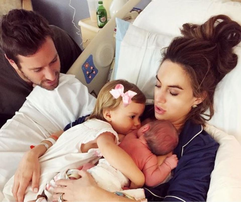 Armie und Elizabeth Hammer heißen ihr zweites Kind willkommen: Die kleine Harper hat nun ein Brüderchen. Den Namen ihres Neugeborenen haben die Hammers aber noch nicht bekanntgegeben. Armie und Elizabeth Hammer heißen ihr zweites Kind willkommen: Die kleine Harper hat nun ein Brüderchen. Den Namen ihres Neugeborenen haben die Hammers aber noch nicht bekanntgegeben.