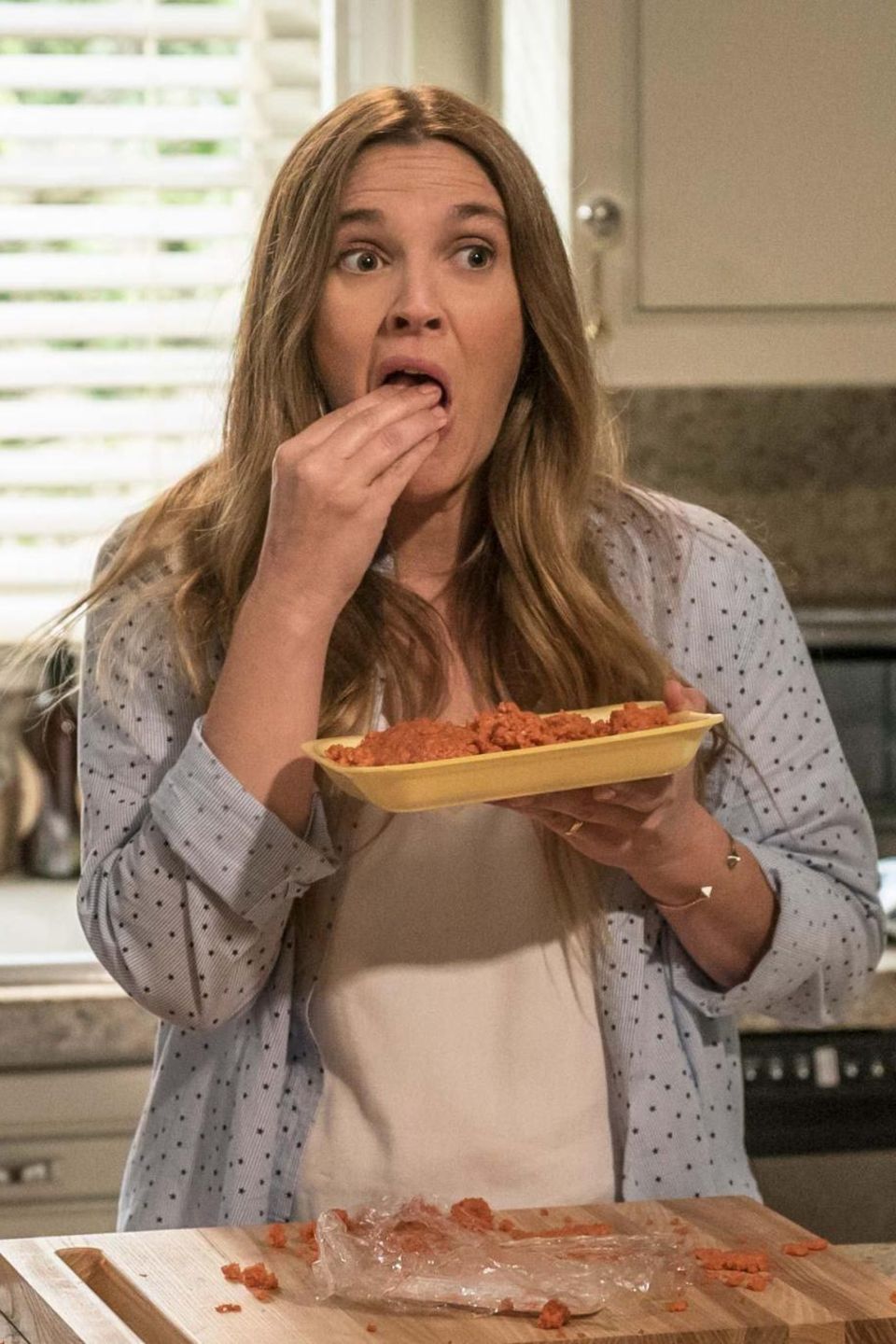 Neue Serie: Ab dem 3. Februar ist Drew Barrymore in der Horror-Comedy "Santa Clarita Diet" bei Netflix zu sehen. Sie spielt eine Frau, die großen Hunger auf Menschenfleisch verspürt... Neue Serie: Ab dem 3. Februar ist Drew Barrymore in der Horror-Comedy "Santa Clarita Diet" bei Netflix zu sehen. Sie spielt eine Frau, die großen Hunger auf Menschenfleisch verspürt...